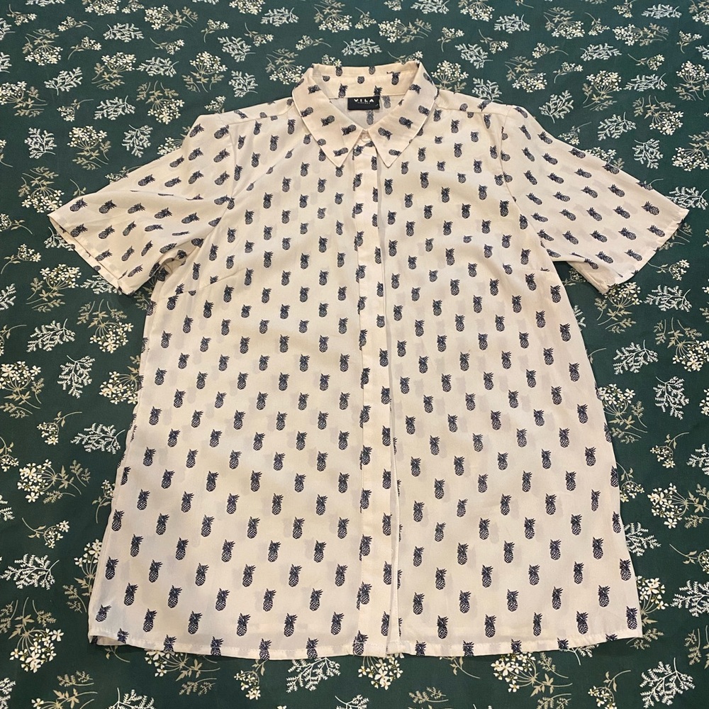 Short sleeved button up collard shirt with pineapple black and white print xs